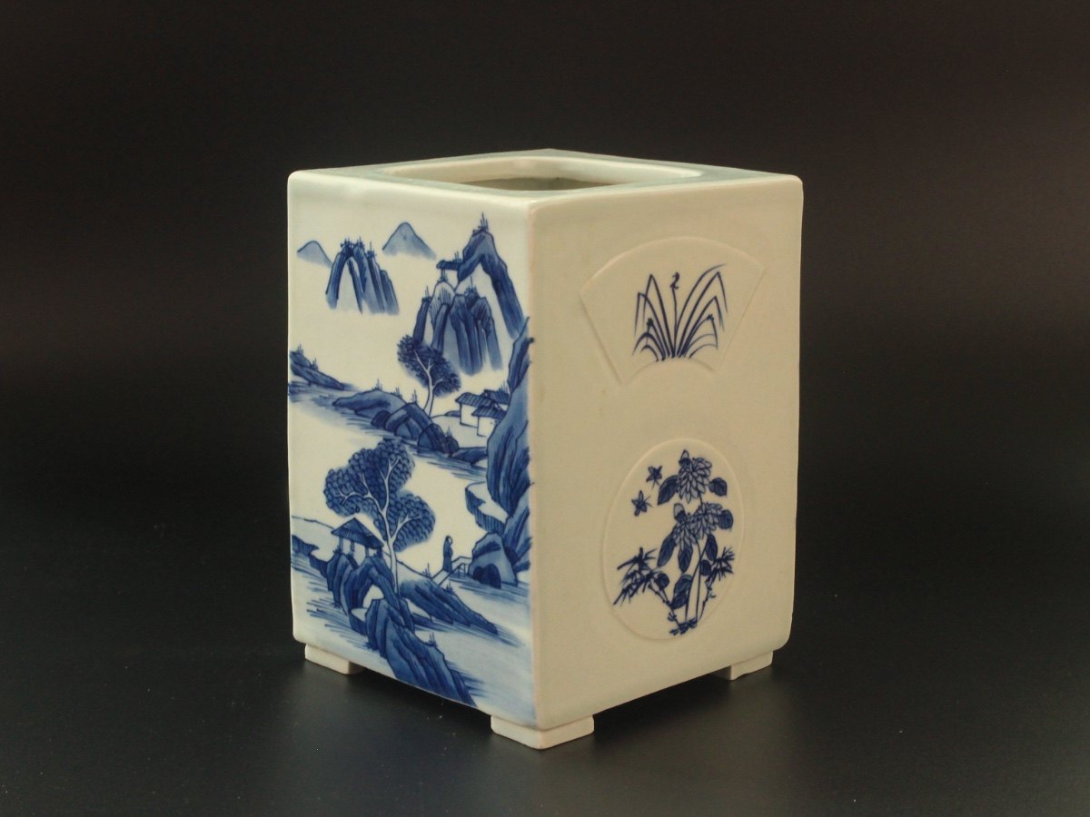 青花山水花卉纹方笔筒